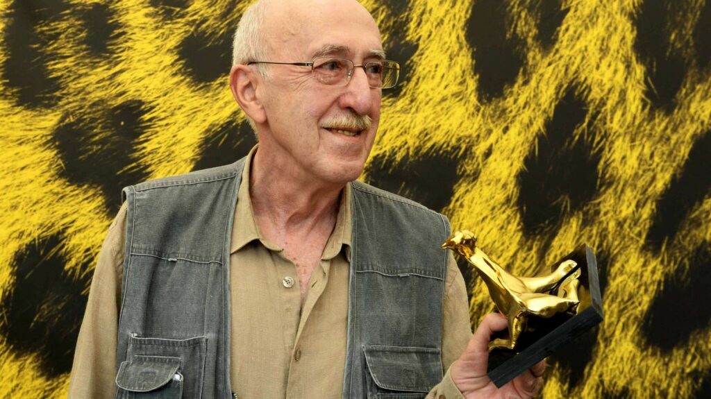 Le cinéaste géorgien Otar Iosseliani, Prix Louis-Delluc pour "Adieu, plancher des vaches !", est mort
          Réalisateur géorgien formé en Union soviétique, Otar Iosseliani s'était installé à partir des années 1980 en France, où il a proposé un cinéma décalé et anticonformiste, enfant de Jacques Tati et de René Clair.