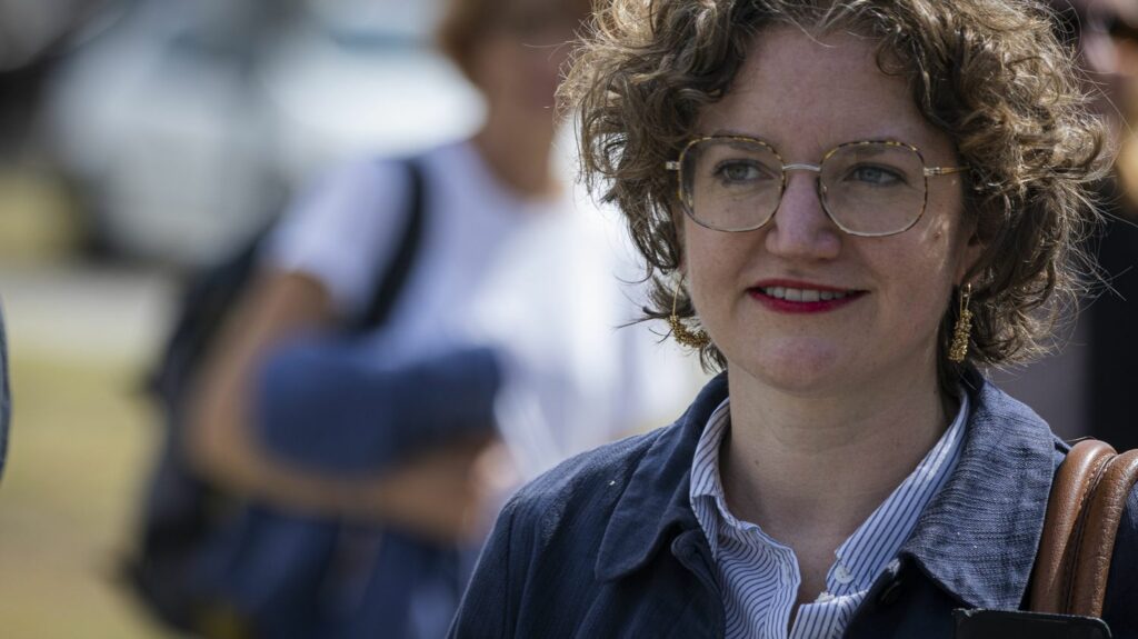Élections européennes : l'écologiste Marie Toussaint donne le coup d'envoi de sa campagne
          À un peu plus de six mois des élections européennes - qui auront lieu en juin prochain - les écologistes entrent officiellement en campagne avec le premier meeting, samedi, à Paris, de Marie Toussaint, sur fond de "backlash" anti-écolo.