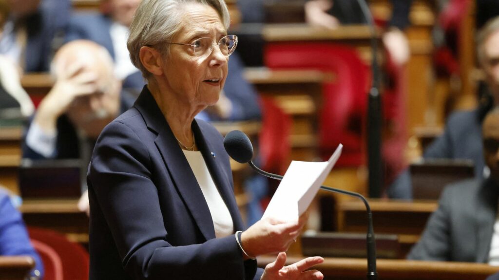 Budget de la Sécurité sociale : Elisabeth Borne déclenche un nouveau 49.3 pour une adoption définitive du texte
          Il s'agit du 20e 49.3 déclenché par la Première ministre depuis 2022. La France insoumise a annoncé dans la foulée le dépôt d'une nouvelle motion de censure, qui devrait, comme les précédentes, être repoussée.