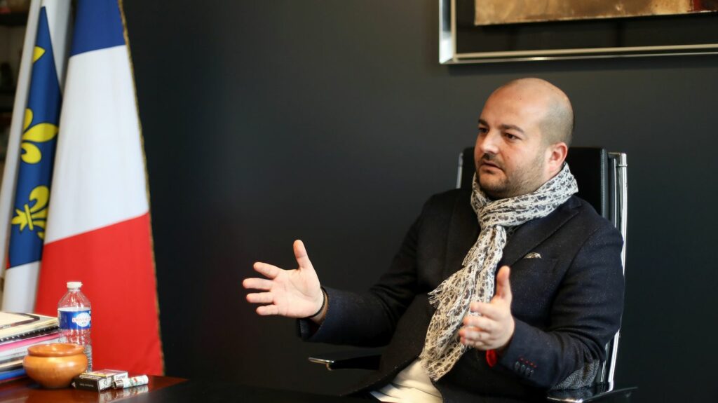 Var : la justice ouvre une enquête sur la gestion de David Rachline à la tête de la mairie de Fréjus
          Début novembre, le livre-enquête "Les Rapaces" révélait "des affaires possiblement évocatrices de prises illégales d'intérêt et de favoritisme" de la part de l'élu du Rassemblement national.