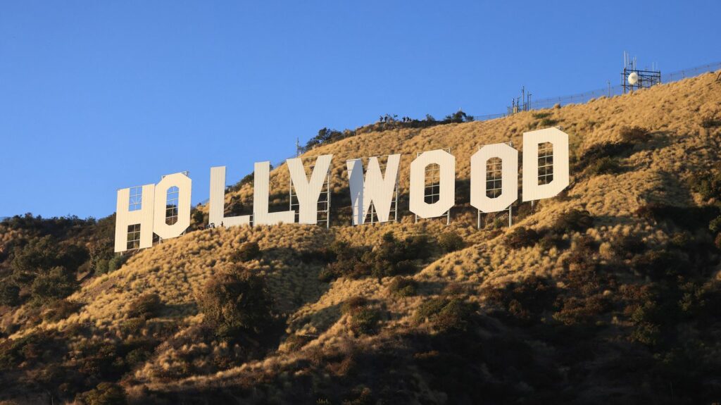 Les lettres géantes d'Hollywood, symbole mondial du cinéma, fêtent leur centenaire
          Erigées sur les hauteurs de Los Angeles, les neuf lettres de l'emblème de Hollywood ont été illuminées exceptionnellement vendredi soir pour célébrer leurs cent ans.