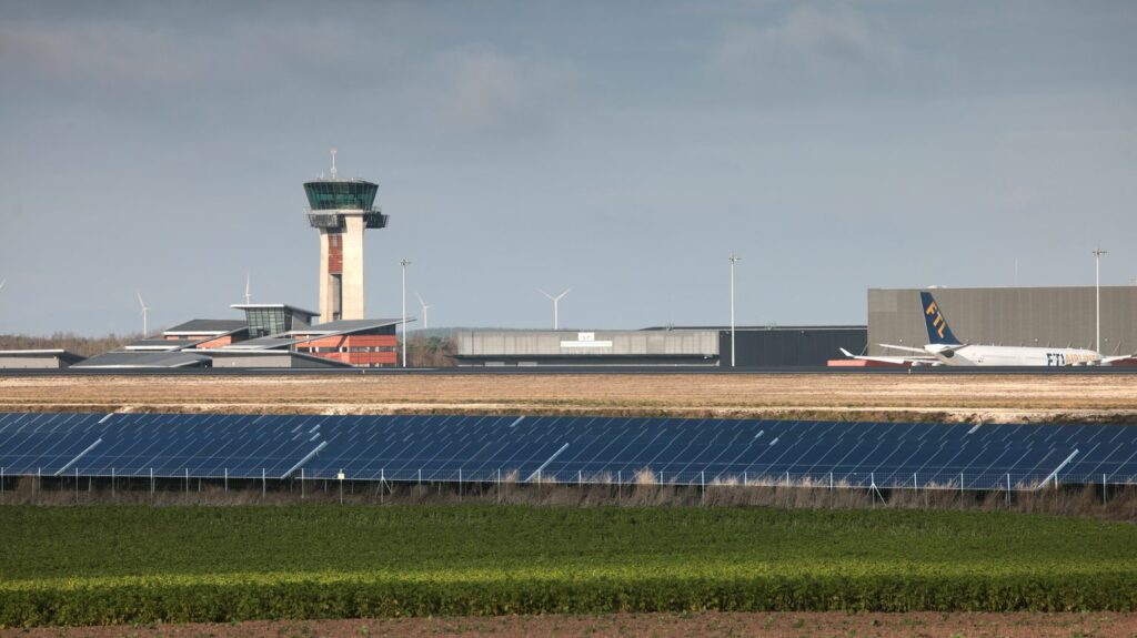Un avion transportant 303 Indiens immobilisé dans un aéroport de la Marne en raison de soupçons de "traite d'êtres humains"
          Une enquête sur les conditions et objectifs de ce vol, qui devait relier les Emirats arabes unis et le Nicaragua, a été confiée à la Juridiction nationale de lutte contre la criminalité organisée.