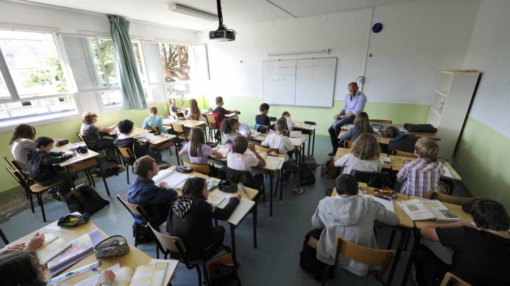 Éducation : "Comment le ministère va réussir à recruter assez d'enseignants pour mettre en œuvre toutes ces mesures ?", s'interroge la FCPE
          Le ministre de l'Éducation a annoncé une série de mesures mardi pour relever le niveau des élèves, et notamment le retour des groupes de niveaux au collège. "Ces groupes devraient plutôt être des groupes de besoins ponctuels et ne pas conduire à une ségrégation des élèves par classe au niveau scolaire", selon la FCPE.
