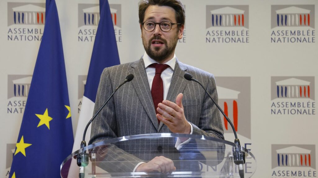 Vote de rejet du projet de loi immigration : "C'est un camouflet politique pour le gouvernement", réagit le député EELV Benjamin Lucas
          Le député est à l’origine de la motion de rejet préalable au projet de loi immigration qui a été adoptée lundi à l'Assemblée nationale. Le texte du gouvernement est retoqué avant même son examen dans l'hémicycle
