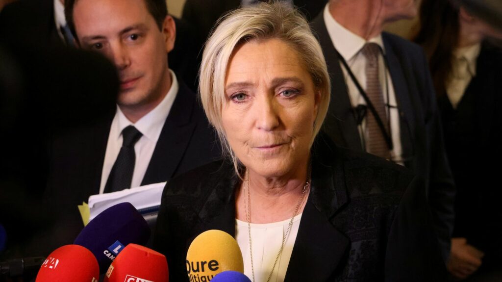 ÉDITO. Marine Le Pen renforcée par la loi immigration, un pas de plus vers la normalisation
          La séquence relative à la loi sur l'immigration a été bénéfique pour Marine Le PEn. Selon un sondage, elle est aux yeux des Français, la personnalité politique qui profite le plus de l'adoption du texte.