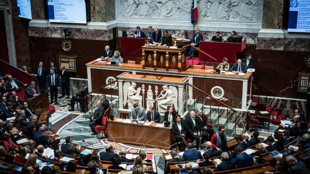 Loi immigration : plusieurs ministres de l'aile gauche de la majorité se réunissent ce mardi soir pour envisager de démissionner
          Opposés à l'accord trouvé en commission mixte paritaire, ces ministres s'interrogent sur la possibilité d'un départ du gouvernement. La ministre de la Culture Rima Abdul Malak et Aurélien Rousseau à la Santé démentent participer à cette réunion.