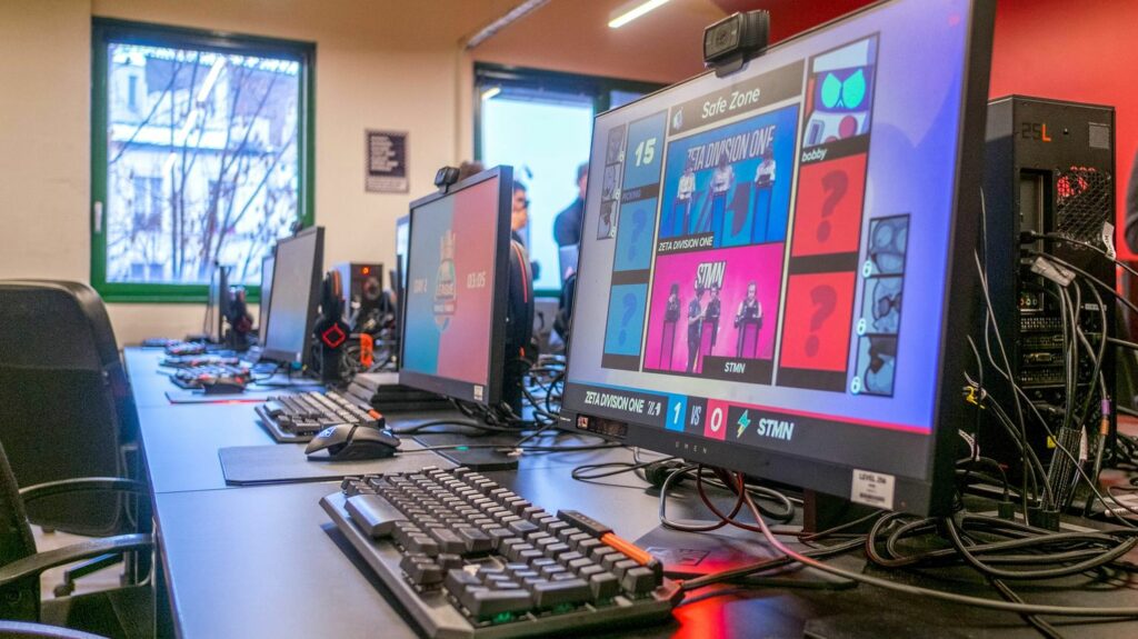 Reportage



  

  
  

      

  

  
    "C'est un rêve pour nous" : à Nancy, un lycée propose depuis la rentrée la première section e-sport
          Le lycée privé Pierre de Coubertin de Nancy propose une classe de sport-étude spécialisée en jeux vidéo depuis la rentrée dernière. 15 élèves y sont inscrits.