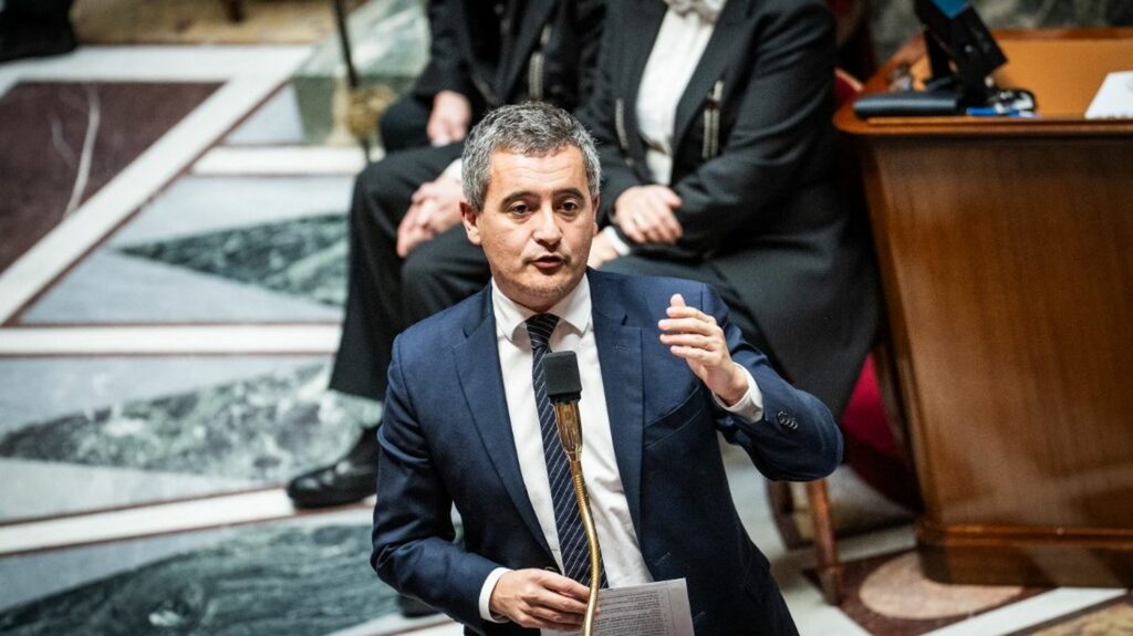 Projet de loi immigration : les députés adoptent une première version remaniée du texte en commission des lois
          Le texte adopté en commission revient sur une partie des mesures les plus dures introduites par le Sénat, mais en maintient d'autres. Le projet de loi sera examiné en séance à partir du 11 décembre.