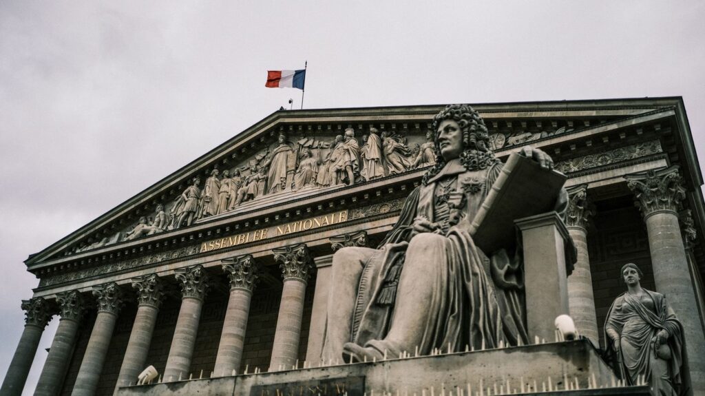 Projet de loi immigration : qui sont les 14 parlementaires de la commission mixte paritaire chargés de trouver un compromis sur le texte ?
          Sept députés et sept sénateurs vont se réunir, lundi après-midi, pour tenter d'élaborer une version finale du texte, rejeté lundi par l'Assemblée nationale avant même d'avoir été examiné dans l'hémicycle.