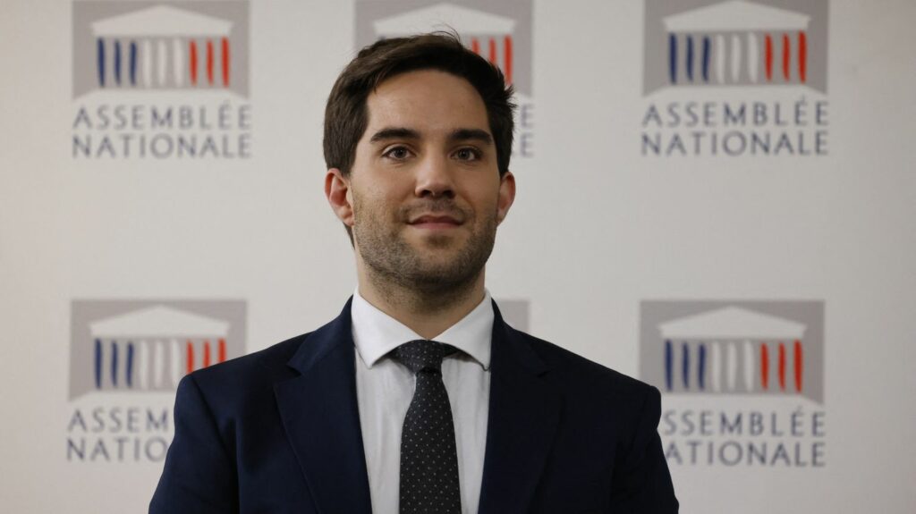 Projet de loi immigration : "Toutes les avancées obtenues par le Sénat, qui permettaient de durcir la politique en matière d'immigration, ont disparu", regrette Thomas Ménagé, porte-parole du groupe RN
          "Les Français attendent de la fermeté, donc on ne peut pas accepter la mise en place d'une nouvelle filière d'immigration", a déclaré le député du Rassemblement national.