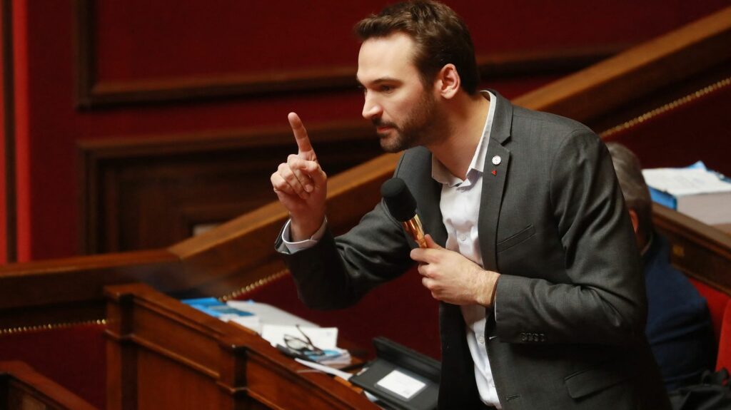 "Suspendez cette commission !" : Ugo Bernalicis provoque un incident à l'Assemblée nationale lors de l'examen du projet de loi immigration
          Le député insoumis du Nord a haussé le ton en commission estimant que la séance aurait due être suspendue pour permettre aux élus LFI de se rendre dans l'hémicycle pour voter leur texte. La scène a choqué de nombreux élus présents.