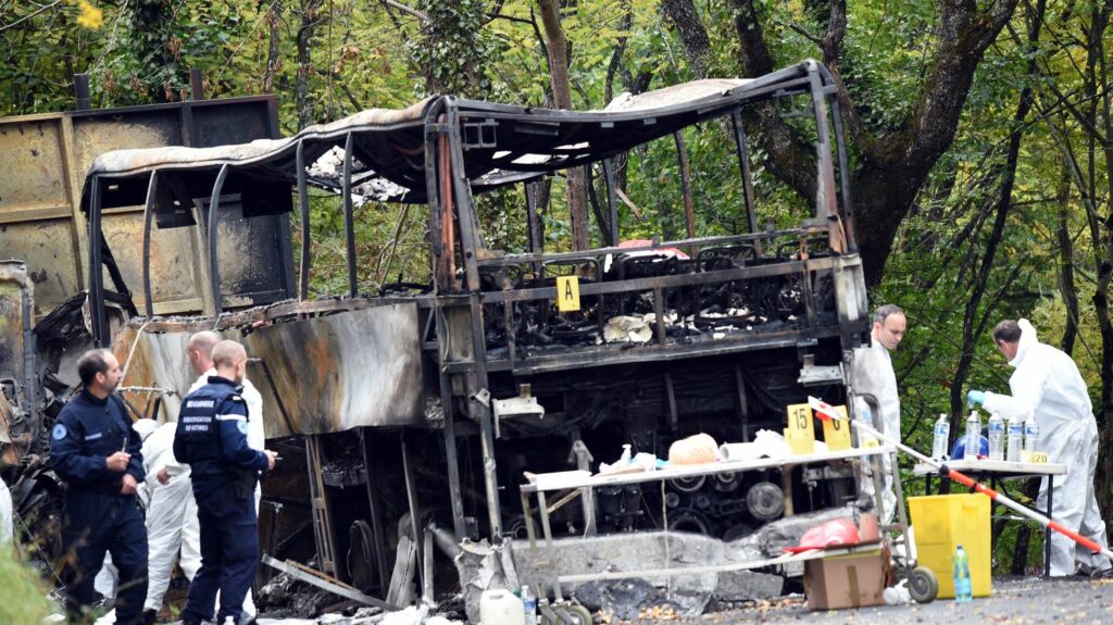 Accident de car de Puisseguin : huit ans après le drame qui avait fait 43 morts, quatre mises en examen ont été prononcées
          La société de transports qui avait loué le camion à l'origine de la collision mortelle, et le loueur, sont poursuivis en tant que personnes morales.