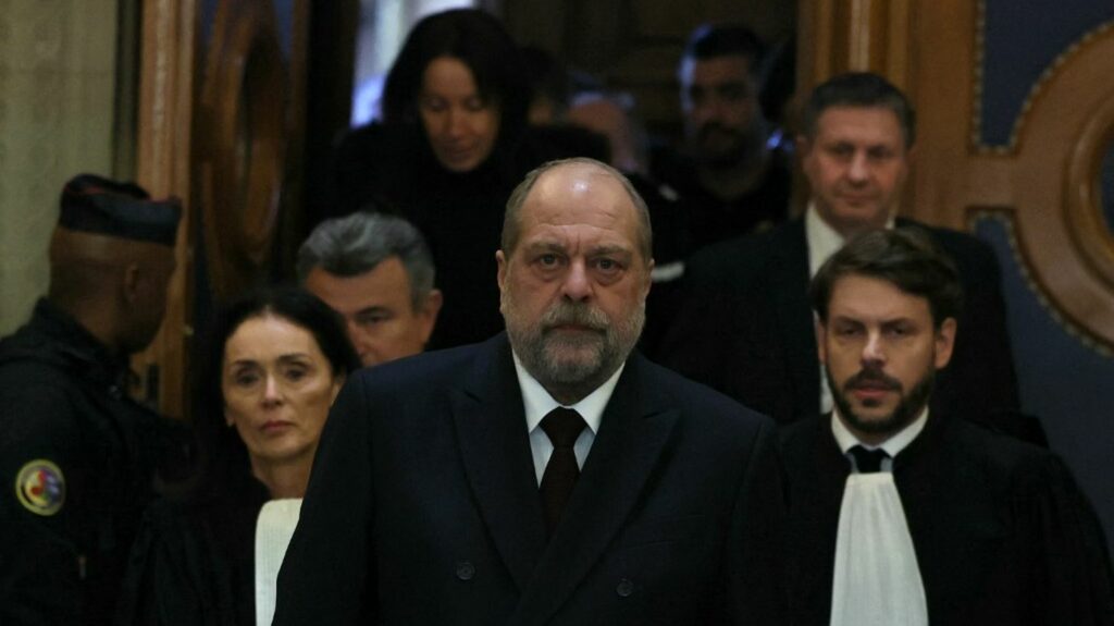 "Le procès va laisser des traces" : après la relaxe d'Eric Dupond-Moretti, quelle relation entre les magistrats et le ministre de la Justice ?
          La Cour de justice de la République a relaxé le garde des Sceaux, mercredi. Eric Dupond-Moretti dit vouloir "tourner la page", mais des magistrats, ainsi que les syndicats qui les représentent, demeurent marqués par le procès.