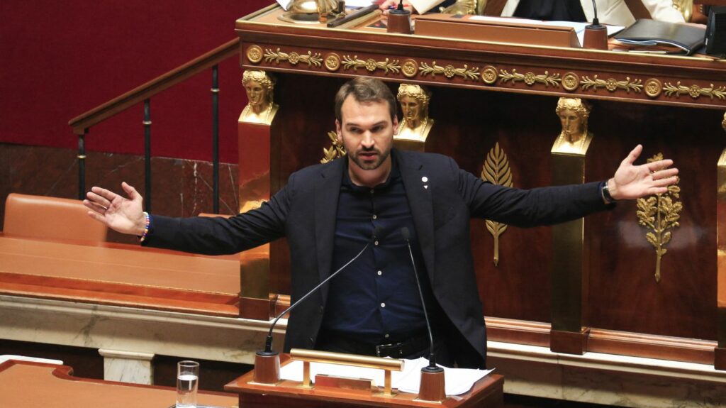 Le député LFI Ugo Bernalicis sanctionné par la présidente de l'Assemblée après son altercation en commission
          L'élu du Nord, qui s'est vivement emporté jeudi soir lors d'une séance de la commission des lois qui examine le projet de loi immigration, écope d'un rappel à l'ordre et d'une retenue de 25% de son indemnité mensuelle.