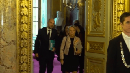 Loi immigration : un tournant dans le quinquennat ?
          Que peut-il se passer pour le gouvernement et sa majorité, après l’adoption de la loi immigration ? Questions-réponses.