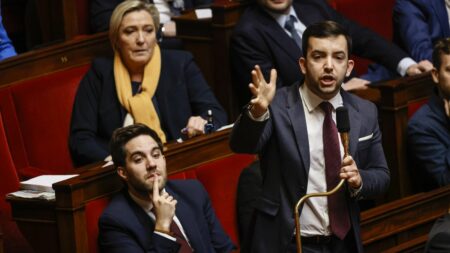 "Si les députés du RN n'avaient pas voté..." : après l'adoption du projet de loi immigration, consternation et colère à gauche, le Rassemblement national savoure
          Les voix des députés du Rassemblement national ont permis de faire adopter le projet de loi immigration, c'est ce qu'assure ce mercredi Jean-Philippe Tanguy. Faux, rétorque Gérald Darmanin qui se targue d'une majorité unie derrière son texte.