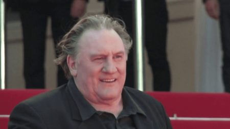 Affaire Gérard Depardieu : 600 artistes signent une “contre-tribune”
          600 personnes, dont les chanteuses Louane et Angèle, écrivent une “contre-tribune” à l’encontre de Gérard Depardieu, samedi 30 décembre. Un désaccord avec la première, de soutien à l’acteur, est mis en avant, ainsi qu’un manque de considération pour les plaignantes.