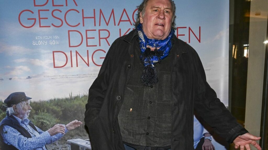 Affaire Depardieu : les artistes qui ont signé la tribune en faveur de l'acteur montrent leur propre "sentiment de culpabilité", analyse une chercheuse
          Pour Bérénice Hamidi, enseignante à l'université Lumière Lyon 2, cette tribune montre une "exception culturelle du cinéma français, qui refuse de considérer les actes commis par des artistes comme des violences et de les condamner".