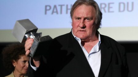 Affaire Depardieu :  "L'opinion est dans la mauvaise voie en moralisant bêtement ces grands artistes", estime l'académicien Jean-Marie Rouart
          Une cinquantaine d'artistes signent une tribune mardi dénonçant le "lynchage" visant Gérard Depardieu. "On l'embête pour des déclarations qui peuvent être vulgaires, et alors ? Est-ce que c'est important dans la vie ?", questionne sur France Inter l'un des signataires, l'académicien Jean-Marie Rouart.