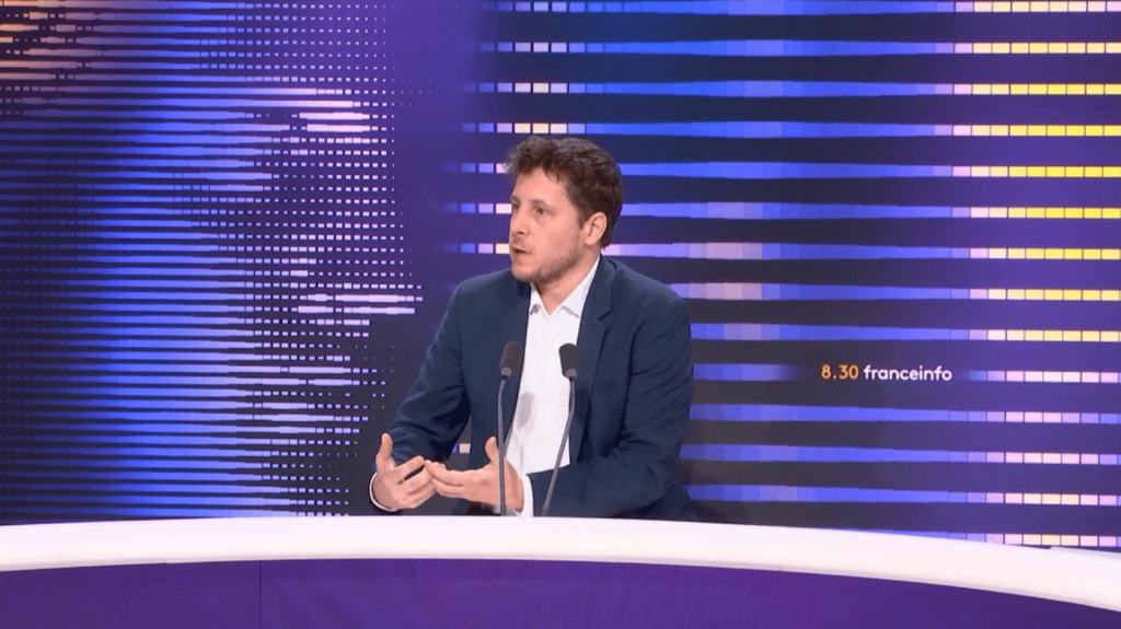 Locations meublées touristiques : la "niche fiscale Airbnb" est une "fiscalité pousse-au-crime", estime Julien Bayou
          L'Assemblée nationale va examiner la semaine prochaine une proposition de loi visant à réduire l'avantage fiscal dont bénéficient les propriétaires qui passent par Airbnb ou Booking. Le député écologiste Julien Bayou dénonce une "anomalie"  qui a pour conséquence la "disparition des logements pérennes".