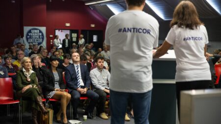 "Stupéfiant, révoltant, inquiétant", "incompréhensible" : des élus et personnalités politiques témoignent leur soutien à Anticor
          L'association anticorruption, qui attendait une réponse après l'annulation par le tribunal administratif de Paris du précédent agrément, dénonce le "refus implicite" du gouvernement.