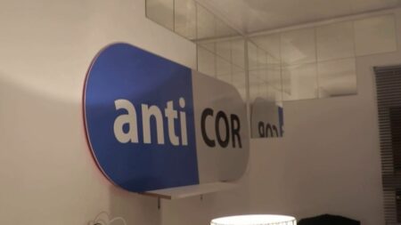 Lutte contre la corruption : l’agrément de l’association Anticor non renouvelé
          L’association anticorruption Anticor vient de perdre son agrément, qui n’a pas été renouvelé par le gouvernement. Ce dernier avait jusqu’à minuit, mardi 26 décembre, pour lui accorder. Une décision qu’elle compte contester devant la justice.