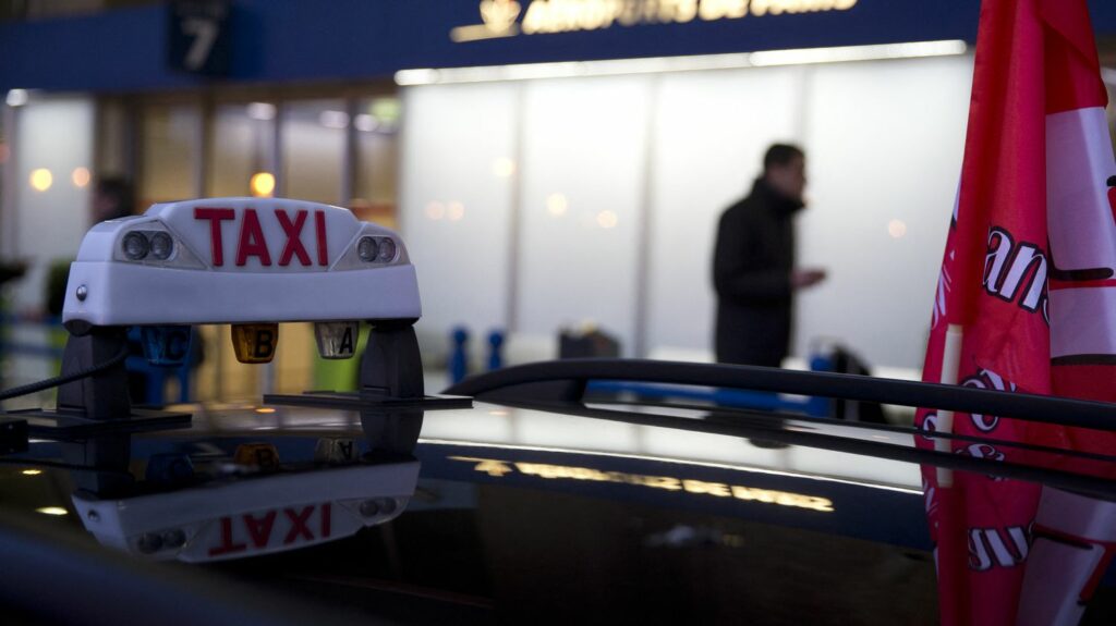 Aéroport Roissy Charles-de-Gaulle : trois hommes arrêtés, soupçonnés d'avoir espionné la police des taxis pour mieux arnaquer les touristes
          Ils seront jugés en mars prochain, suspectés d'être à l'origine d'un réseau pour surveiller les "Boers", les fonctionnaires de police de l'unité de contrôle des transports de personnes.