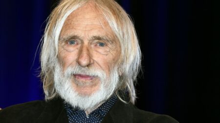 Affaire Depardieu : une association de protection de l'enfance retire son titre d'ambassadeur à Pierre Richard, signataire d'une tribune de soutien à l'acteur
          Pierre Richard n'est plus ambassadeur de l'association Les Papillons "parce que nous sommes et serons toujours du côté des victimes et parce que la tribune de soutien à Gérard Depardieu qu'il a signée est indécente", justifie mardi son président-fondateur.