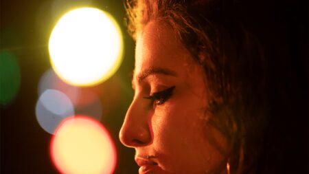 "Back to Black", le biopic consacré à la chanteuse britannique Amy Winehouse, sur les écrans français le 24 avril 2024
          Après "Amy", le documentaire d'Asif Kapadia, Amy Winehouse sera de nouveau au cinéma grâce à une fiction. "Back to Black" de Sam Taylor-Wood raconte le parcours de la chanteuse et la sortie de l'album éponyme qui l'a propulsé sur la scène internationale.
