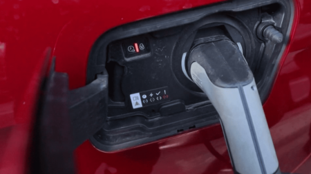 Véhicules électriques : au 1er janvier 2024, le bonus écologique pourrait baisser pour les plus aisés
          L'aide à l'achat d'un véhicule électrique pourrait être baissée pour les plus aisés. Au 1er janvier 2024, le bonus écologique passerait pour ces ménages de 5 000 à 4 000 euros.