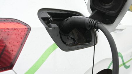 Baisse du bonus écologique pour les voitures électriques : "Un coup de couteau dans le dos des constructeurs", estime le président de l’association 40 millions d’automobilistes
          Au 1er janvier, le bonus écologique va baisser de 1 000 euros pour les ménages les plus aisés. Cela risque de "donner un petit coup de frein sur les ventes de véhicules électriques", prévoit Philippe Nozière.