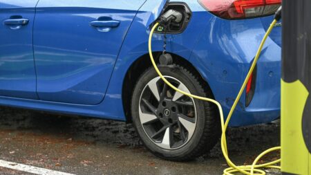 Baisse du bonus écologique : "Cela coûte plus cher que prévu au budget de l’État", explique l’économiste Flavien Neuvy
          Les ménages les plus aisés toucheront au 1er janvier un bonus écologique de 4 000 euros à l'achat d'un véhicule électrique neuf, contre 5 000 actuellement. "Les plus fragiles financièrement sont encore aidés", rassure Flavien Neuvy, économiste.