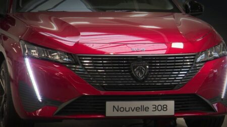 Voitures électriques :  vers une baisse du bonus écologique pour les ménages les plus aisés
          Les ménages les plus aisés devraient voir, au 1er janvier 2024, le bonus écologique baisser pour les véhicules électriques. Pour les ménages les plus modestes, celui-ci ne va pas changer.