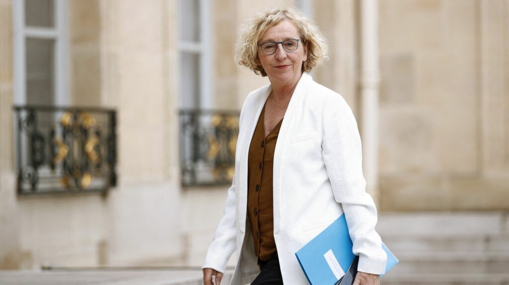 Affaire "Business France" : mise en examen, l'ex-ministre du Travail Muriel Pénicaud dit n'avoir "rien à se reprocher"
          Muriel Pénicaud est soupçonnée de complicité de favoritisme dans le cadre de l'enquête sur une grande soirée organisée en 2016 à Las Vegas à la demande d'Emmanuel Macron.