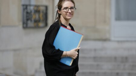 Claude Martin, Irène Théry, Agnès Martial démissionnent le premier jour de la commission parentalité d’Aurore Bergé Trois membres de la commission sur la parentalité démissionnent dès le premier jour de travail
Les sociologues Claude Martin et Irène Théry et la chercheuse au CNRS Agnès Martial ont claqué la porte de la commission scientifique lancée par Aurore Bergé.