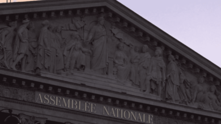 Loi immigration : l'impossible entente de la commission mixte paritaire
          La commission mixte paritaire, chargée du projet de loi immigration, a déjà par deux fois suspendu ses travaux, entamés à 17 heures, lundi 18 décembre. Elle ne devrait reprendre qu'à 21 heures. Explications.