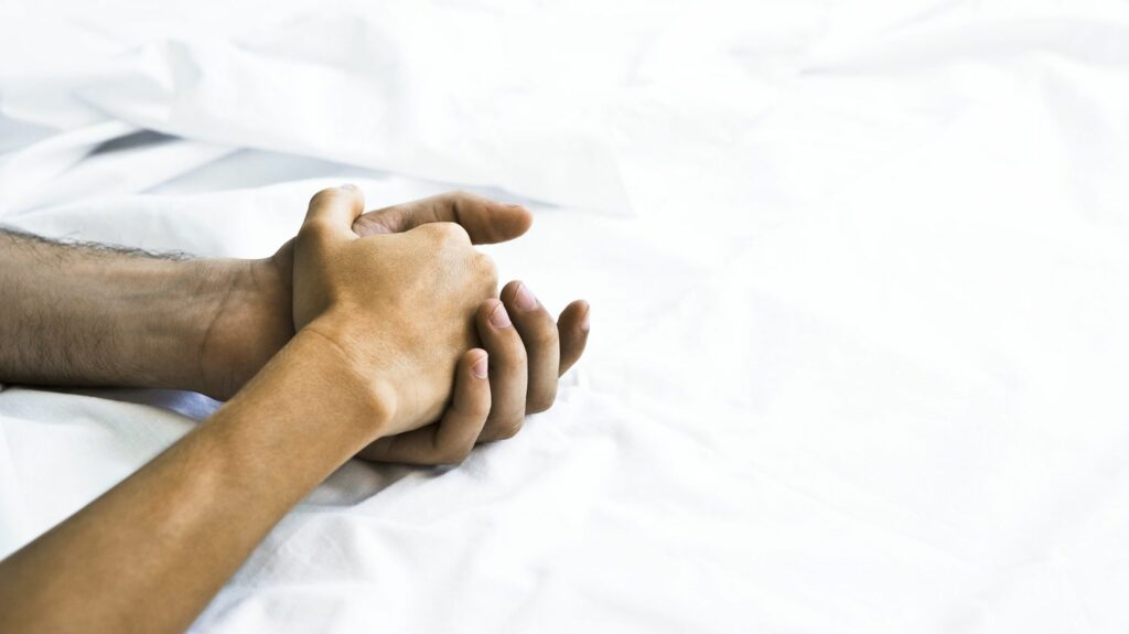 Cinéma : entre scènes de nu et consentement, les "coordinateurs d'intimité" veillent au respect des comédiens lors des tournages
          Depuis quelques années, ce nouveau métier s'invite sur les plateaux de tournage pour s'assurer que les scènes intimes sont discutées et consenties par les comédiens. De quoi faire changer certains comportements.