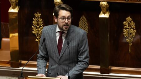 « Corruption » de Gérald Darmanin: Benjamin Lucas, député écologiste, demande enquête suite à accusations Accusations de "corruption" contre Gérald Darmanin : "Si ces faits sont avérés, c'est un scandale d'État", assure le député écologiste Benjamin Lucas
Le député écologiste des Yvelines, Benjamin Lucas, demande la création d'une commission d'enquête après des accusation de chantage ou de corruption de députés de la part de Gérald Darmanin pour obtenir le vote du projet de loi immigration.