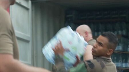 Sécheresse à Mayotte : une crise aux multiples visages
          En plus d'affronter une crise de l'eau, Mayotte fait face à l'augmentation de l'insécurité ainsi qu'à des émeutes quotidiennes. La Première ministre, Élisabeth Borne, se rendra sur place vendredi 8 décembre.