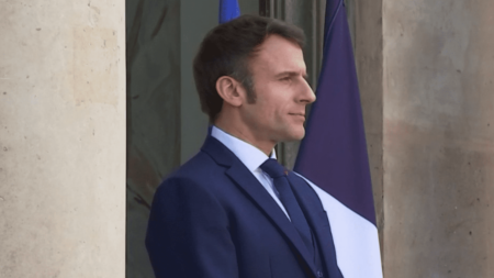 Loi immigration : l'exécutif plongé dans une crise politique après l'adoption du texte
          Une crise politique s'ouvre pour l'exécutif, mercredi 20 décembre, après l'adoption la veille du projet de loi immigration au Parlement. Le ministre de la Santé, Aurélien Rousseau, a démissionné. D'autres ministres envisageraient de faire de même.