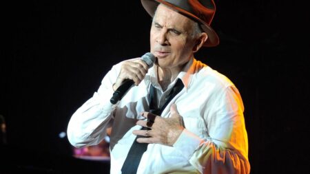 Mort de Guy Marchand : cinq chansons incontournables de celui qui rêvait "d'être comme Sinatra"
          C'est grâce à une chanson, "La Passionata", que la France le découvre en 1965. Guy Marchand rappelait souvent qu'il était avant tout chanteur. Retour sur cinq titres qu'on ne peut oublier de son répertoire.