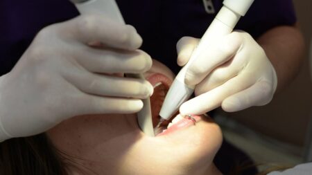 Cherbourg : un dentiste suspendu cinq mois en raison de manquements graves, l'ARS de Normandie appelle plus d'un millier de patients à se faire dépister
          Les patients d'un dentiste de Cherbourg, suspendu cinq mois par l'ARS, vont recevoir chez eux un courrier les invitant à se faire dépister.