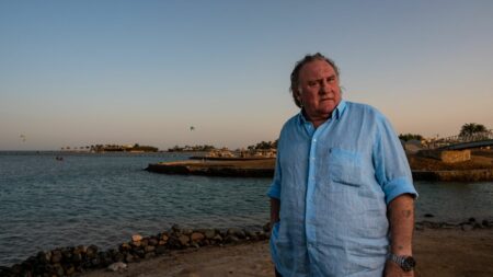 Gérard Depardieu met sa Légion d'honneur "à la disposition" de la ministre de la Culture, qui a annoncé une procédure disciplinaire à son encontre
          L'acteur est mis en examen depuis 2020 pour viols, à la suite d'une plainte d'une comédienne, des accusations qu'il conteste.