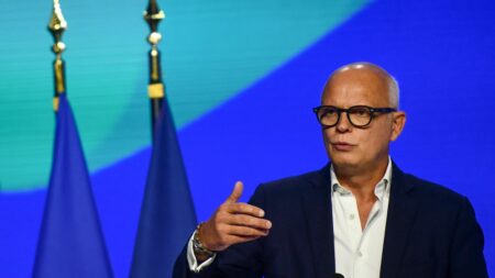 Edouard Philippe évoque une possible nouvelle forme de racisme anti-Blancs en France Edouard Philippe juge "bien possible qu'il y ait une forme nouvelle de racisme anti-Blancs" en France
Dans une interview au "Journal du dimanche", l'ancien Premier ministre a été interrogé sur le meurtre de Thomas à Crépol.