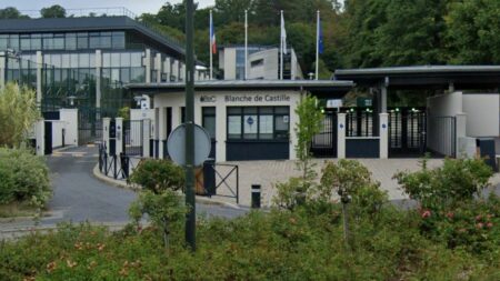 Yvelines : un élève placé en garde à vue après avoir menacé de mort un de ses professeurs
          Un élève a été placé en garde à vue dans les Yvelines pour avoir menacé de mort son enseignant sur un réseau social.