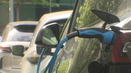 Vidéo



  

  
  

      

  

  
    Véhicules électriques : votre foyer est-il éligible à ces voitures pour moins de 100 euros par mois ?
          Le gouvernement avait annoncé que les véhicules électriques seraient accessibles aux classes les moins aisées. Un site Internet permettant de savoir si son foyer est éligible à ces voitures pour moins de 100 euros par mois a été mis en ligne jeudi 14 décembre.