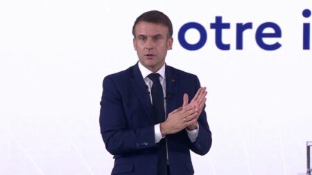 Emmanuel Macron annonce des financements massifs pour l’hydrogène blanc, l’énergie du futur Vidéo
Energie : Emmanuel Macron annonce "des financements massifs pour explorer l'hydrogène blanc"
"La France peut devenir un des pays pionniers dans cette énergie du futur", a estimé le président de la République, lundi, à Toulouse.