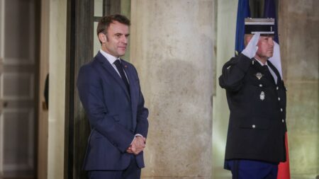 Comment Emmanuel Macron veut dessiner une année 2024 positive
          Notre-Dame, Jeux olympiques, 80 ans du débarquement en Normandie... Le président de la République veut faire de 2024 une année-clé, centrée sur l'unité et le rassemblement, après une année 2023 mouvementée pour l'exécutif.