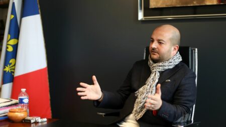 Var : la justice ouvre une enquête sur la gestion de David Rachline à la tête de la mairie de Fréjus
          Début novembre, le livre-enquête "Les Rapaces" révélait "des affaires possiblement évocatrices de prises illégales d'intérêt et de favoritisme" de la part de l'élu du Rassemblement national.