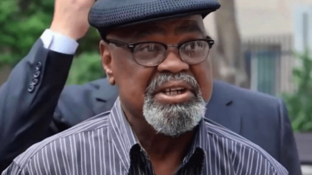 États-Unis : Glynn Simmons, l'innoncent libéré après 48 ans passés en prison
          Après 48 ans derrière les barreaux, Glynn Simmons a été libéré en juillet dernier par la justice américaine. Sorti de prison à 71 ans, il n'est éligible qu'à 160 000 euros d'indemnisation.